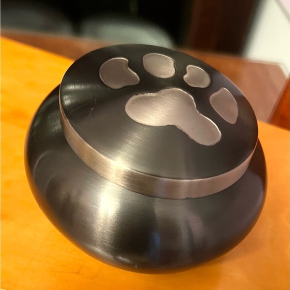 Solid brass, olive green, paw print, small pet urn. Up to 40 in.³. - Picture 5 of 9